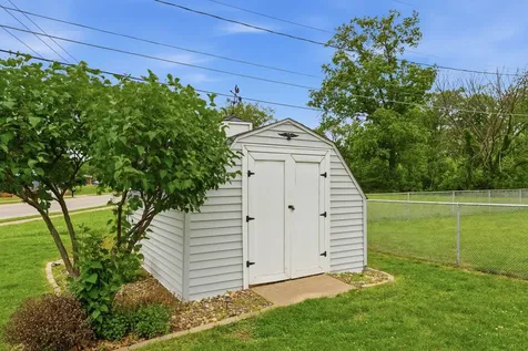409 25TH Avenue East Moline IL 61244