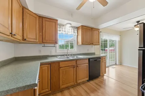 409 25TH Avenue East Moline IL 61244