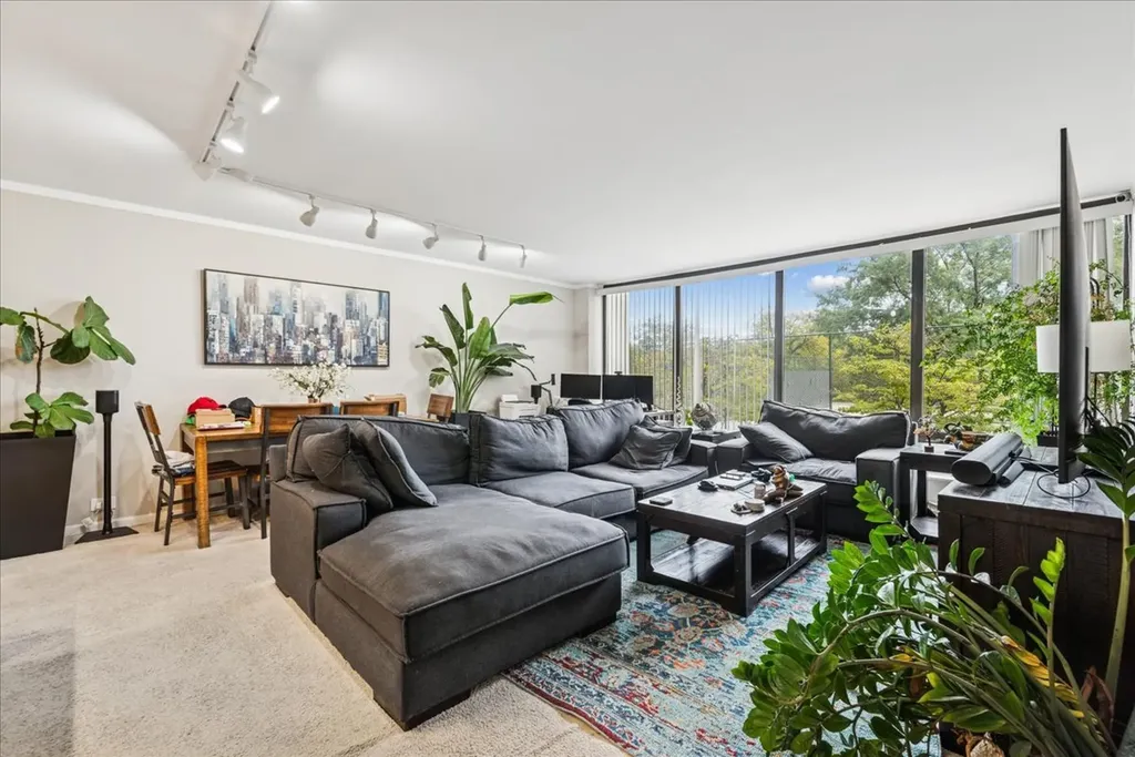 5445 North Sheridan Road Chicago IL 60640