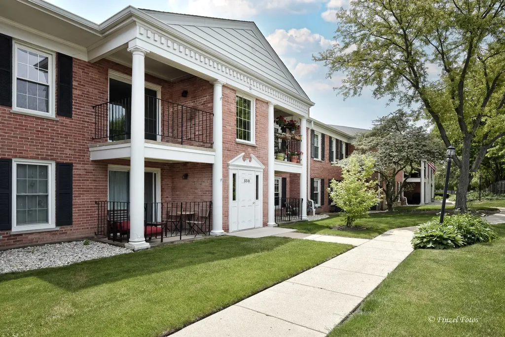 530 Shorely Drive Barrington IL 60010