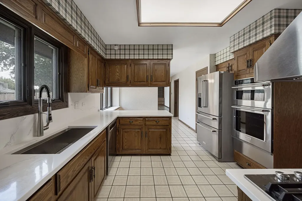6723 Kingswood Road Willowbrook IL 60527