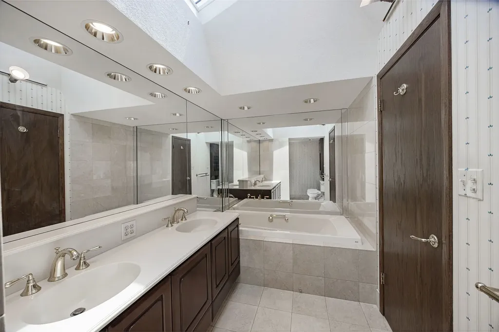 6723 Kingswood Road Willowbrook IL 60527