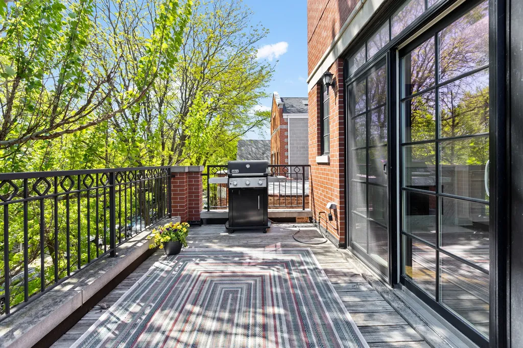 3252 North Seminary Avenue Chicago IL 60657