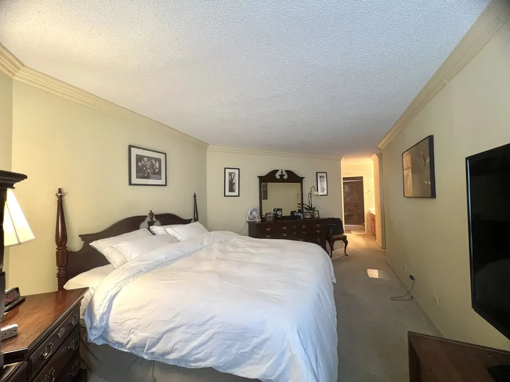 5320 North Sheridan Road Chicago IL 60640