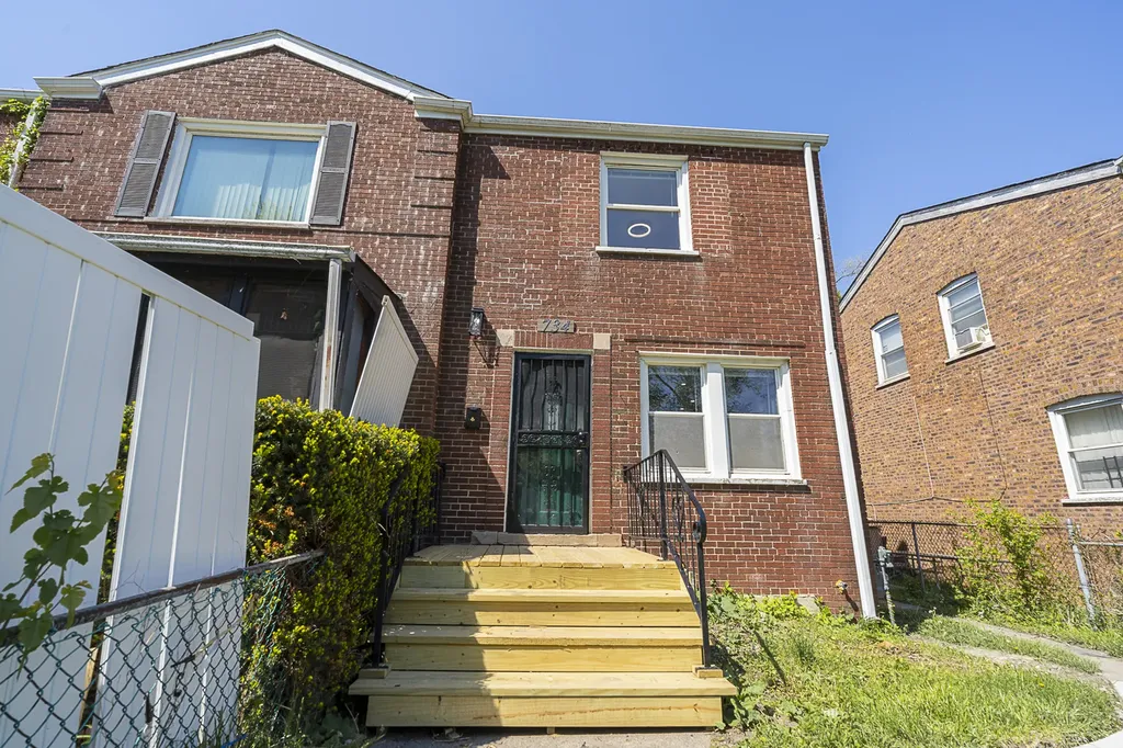 734 East 105th Street Chicago IL 60628