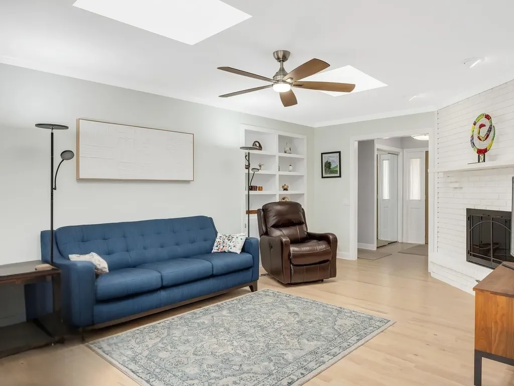 16W660 89TH Place Willowbrook IL 60527