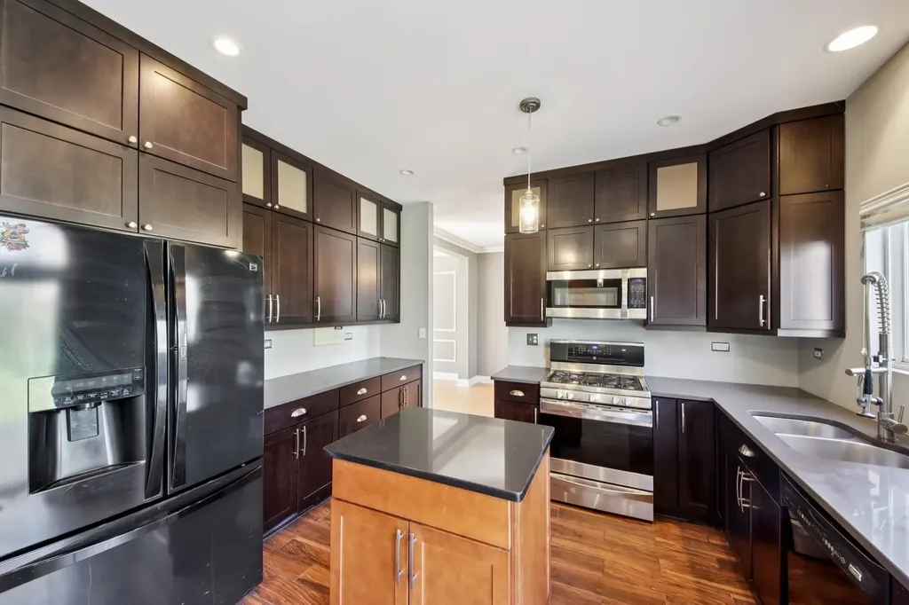6 Kingsbrooke Court Bolingbrook IL 60440