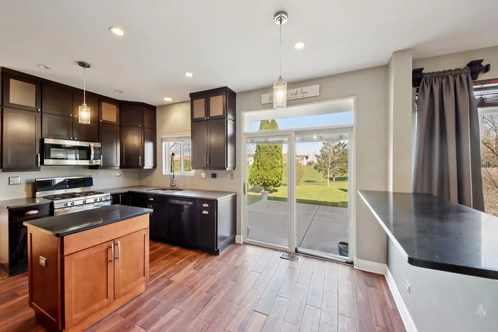 6 Kingsbrooke Court Bolingbrook IL 60440