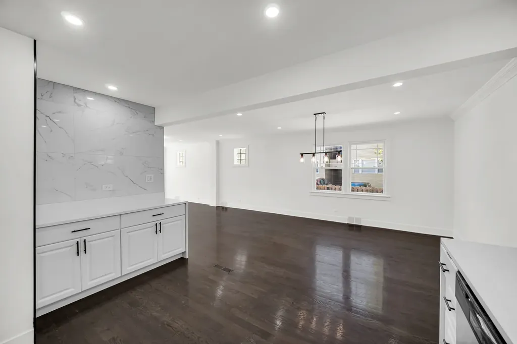2744 West Catalpa Avenue Chicago IL 60625