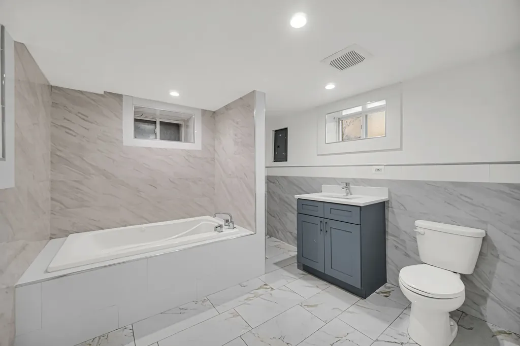 2744 West Catalpa Avenue Chicago IL 60625