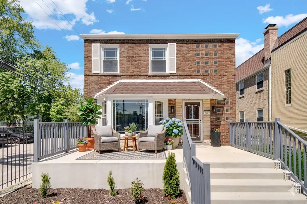 2744 West Catalpa Avenue Chicago IL 60625