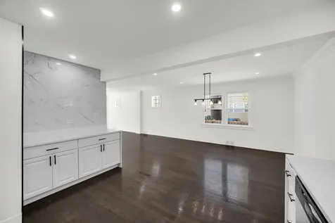 2744 West Catalpa Avenue Chicago IL 60625