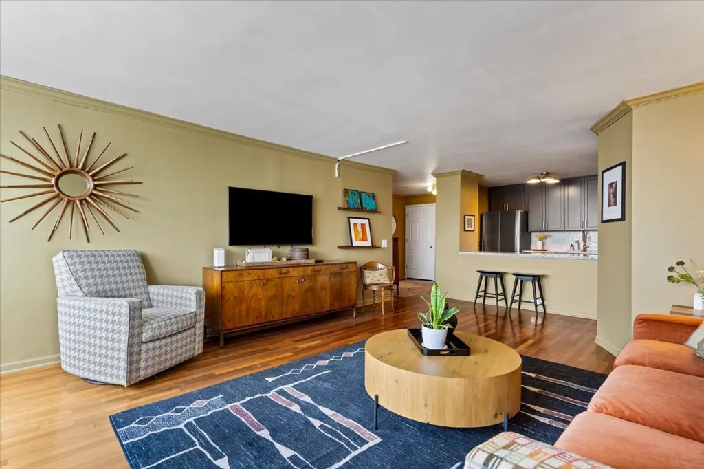 525 West Hawthorne Place Chicago IL 60657