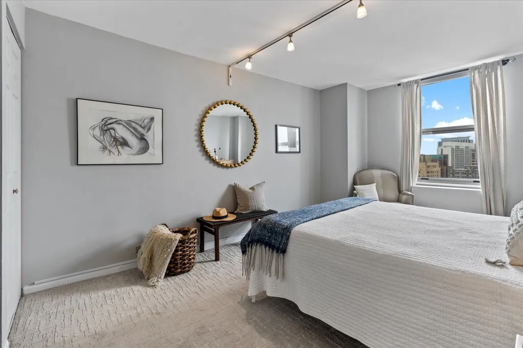 525 West Hawthorne Place Chicago IL 60657