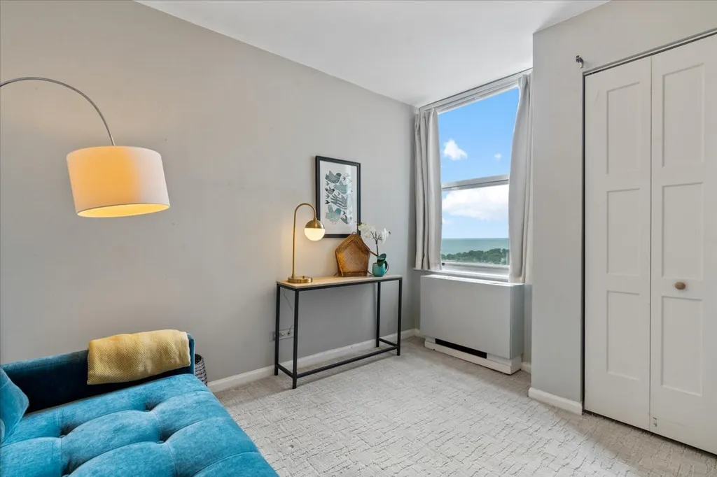 525 West Hawthorne Place Chicago IL 60657