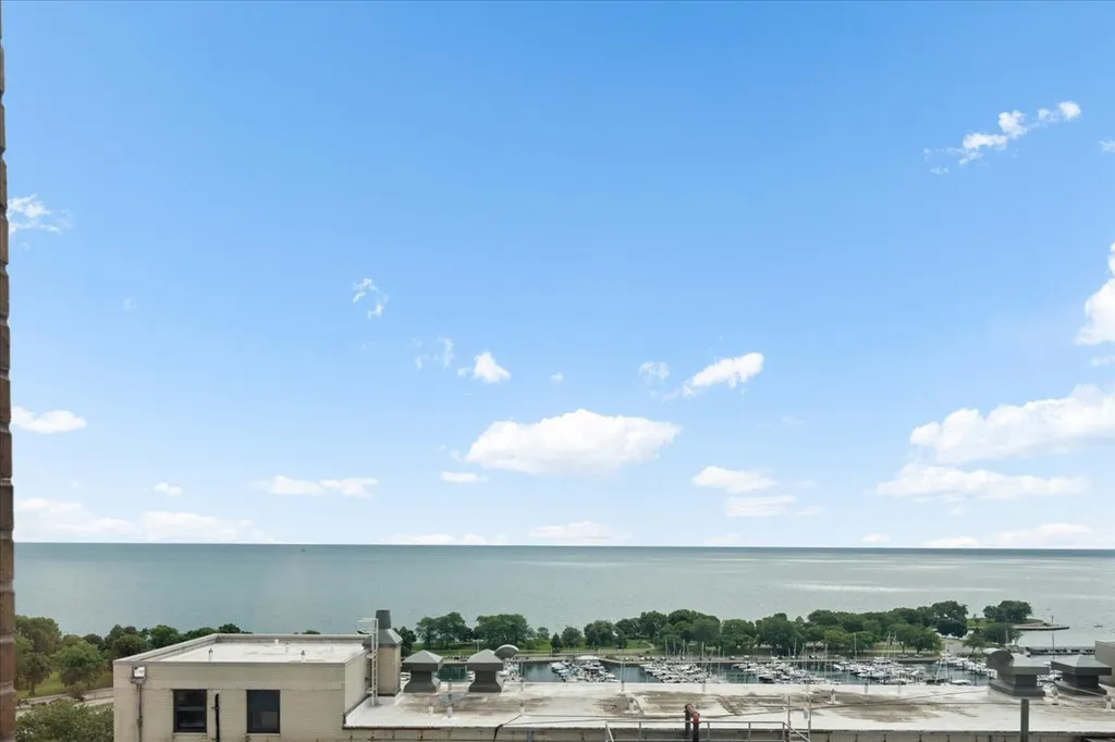 525 West Hawthorne Place Chicago IL 60657