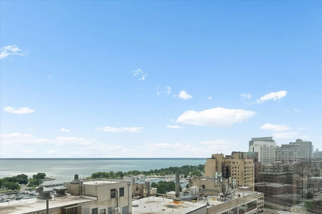 525 West Hawthorne Place Chicago IL 60657