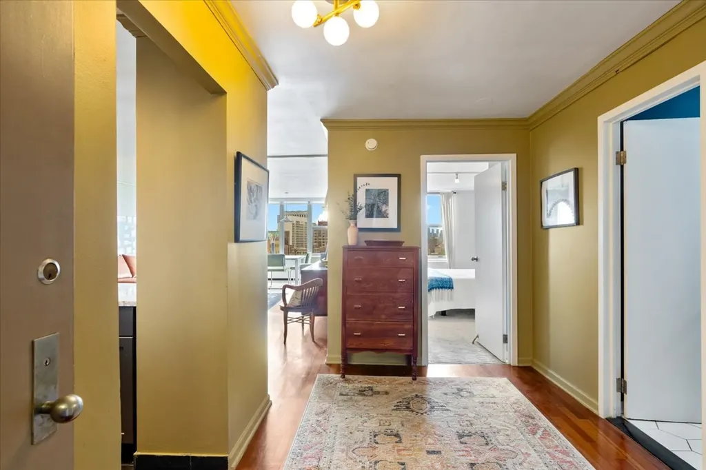 525 West Hawthorne Place Chicago IL 60657