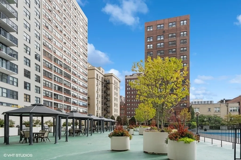 525 West Hawthorne Place Chicago IL 60657