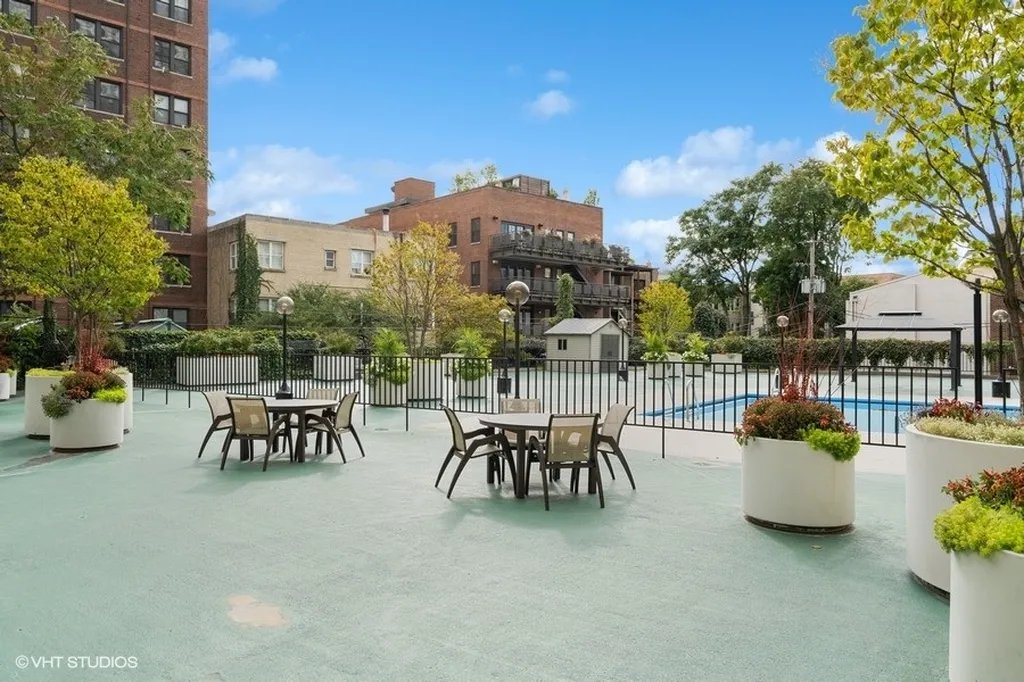 525 West Hawthorne Place Chicago IL 60657