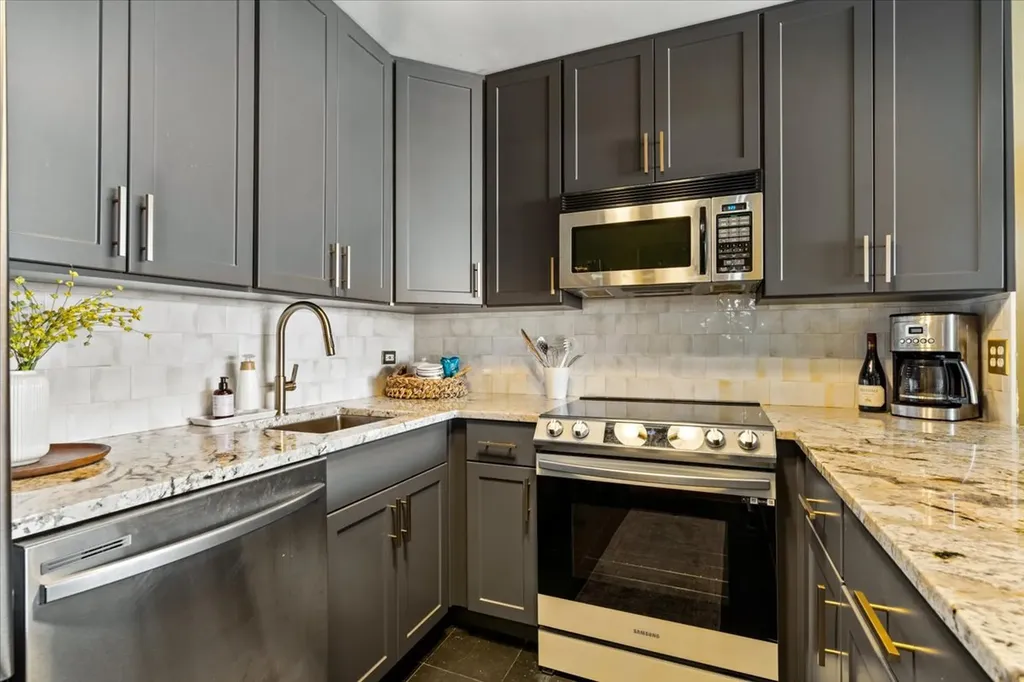 525 West Hawthorne Place Chicago IL 60657