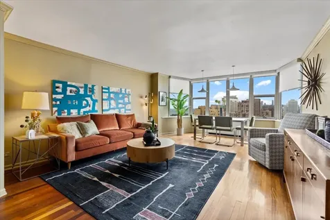 525 West Hawthorne Place Chicago IL 60657