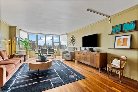 525 West Hawthorne Place Chicago IL 60657