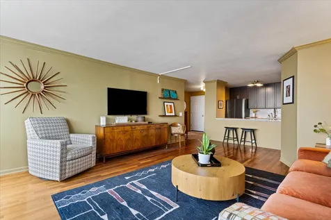 525 West Hawthorne Place Chicago IL 60657