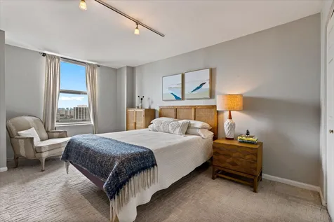 525 West Hawthorne Place Chicago IL 60657