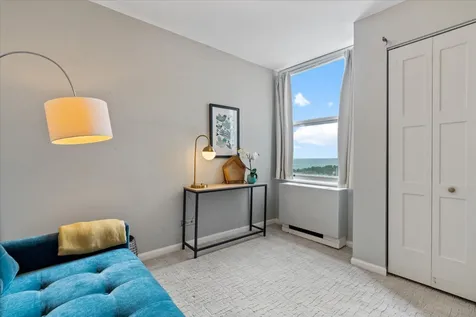 525 West Hawthorne Place Chicago IL 60657