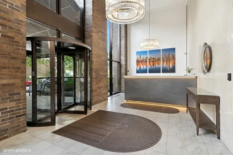 525 West Hawthorne Place Chicago IL 60657