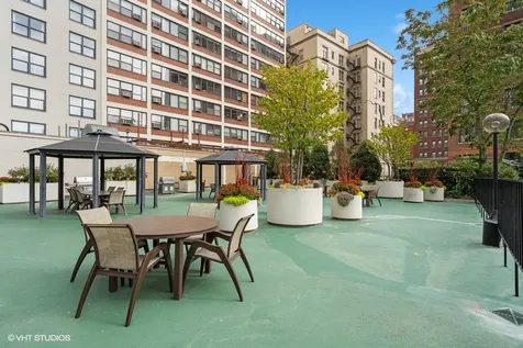 525 West Hawthorne Place Chicago IL 60657