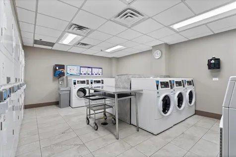 525 West Hawthorne Place Chicago IL 60657