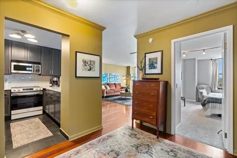 525 West Hawthorne Place Chicago IL 60657