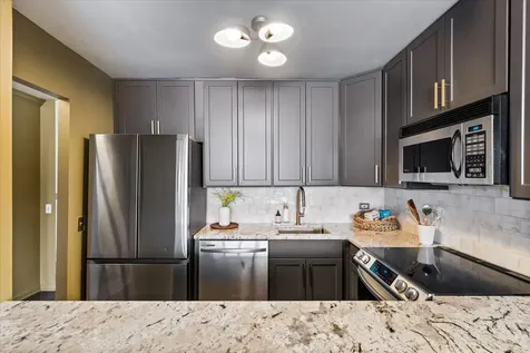 525 West Hawthorne Place Chicago IL 60657