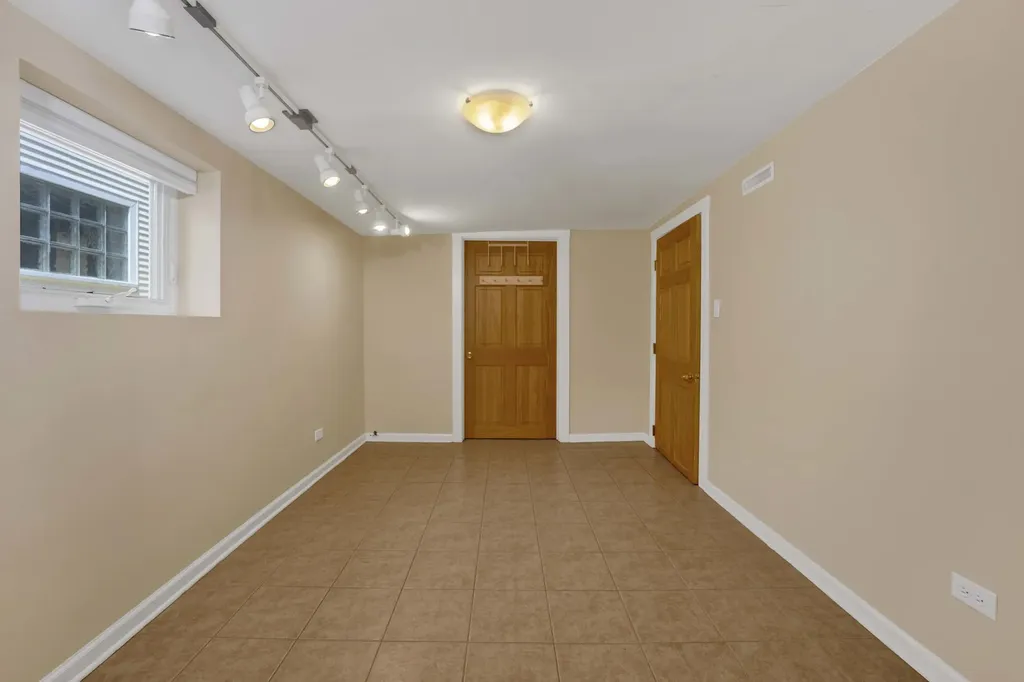 2419 West Berenice Avenue Chicago IL 60618