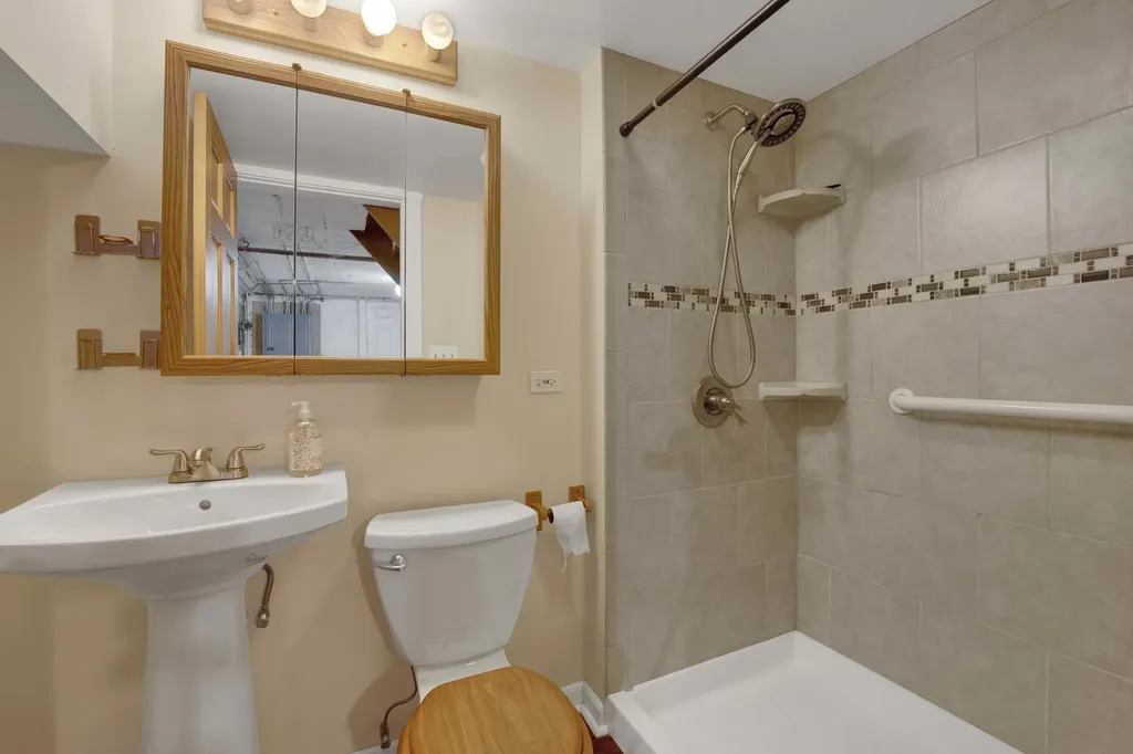 2419 West Berenice Avenue Chicago IL 60618