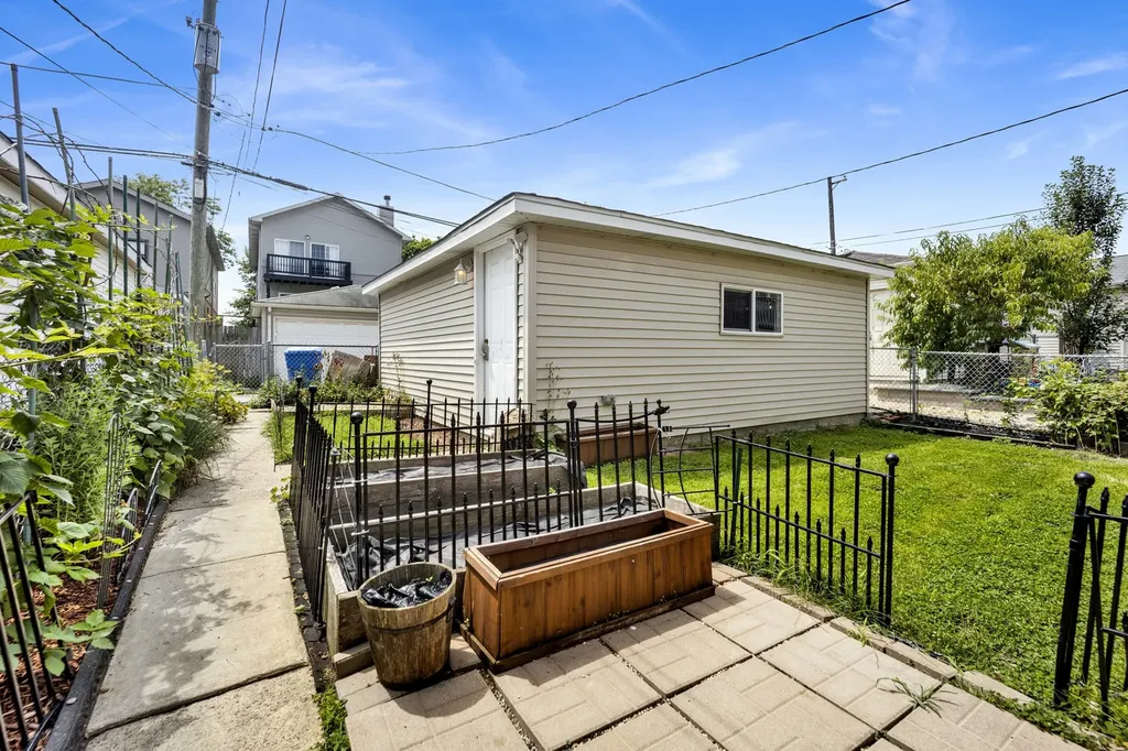 2419 West Berenice Avenue Chicago IL 60618