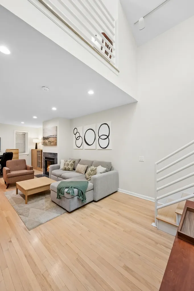 623 West Drummond Place Chicago IL 60614