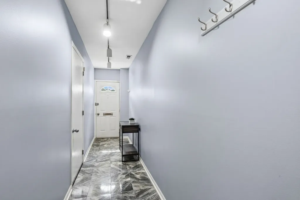 623 West Drummond Place Chicago IL 60614