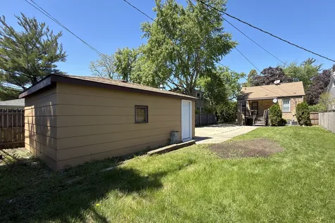 963 East Prairie Street Des Plaines IL 60016