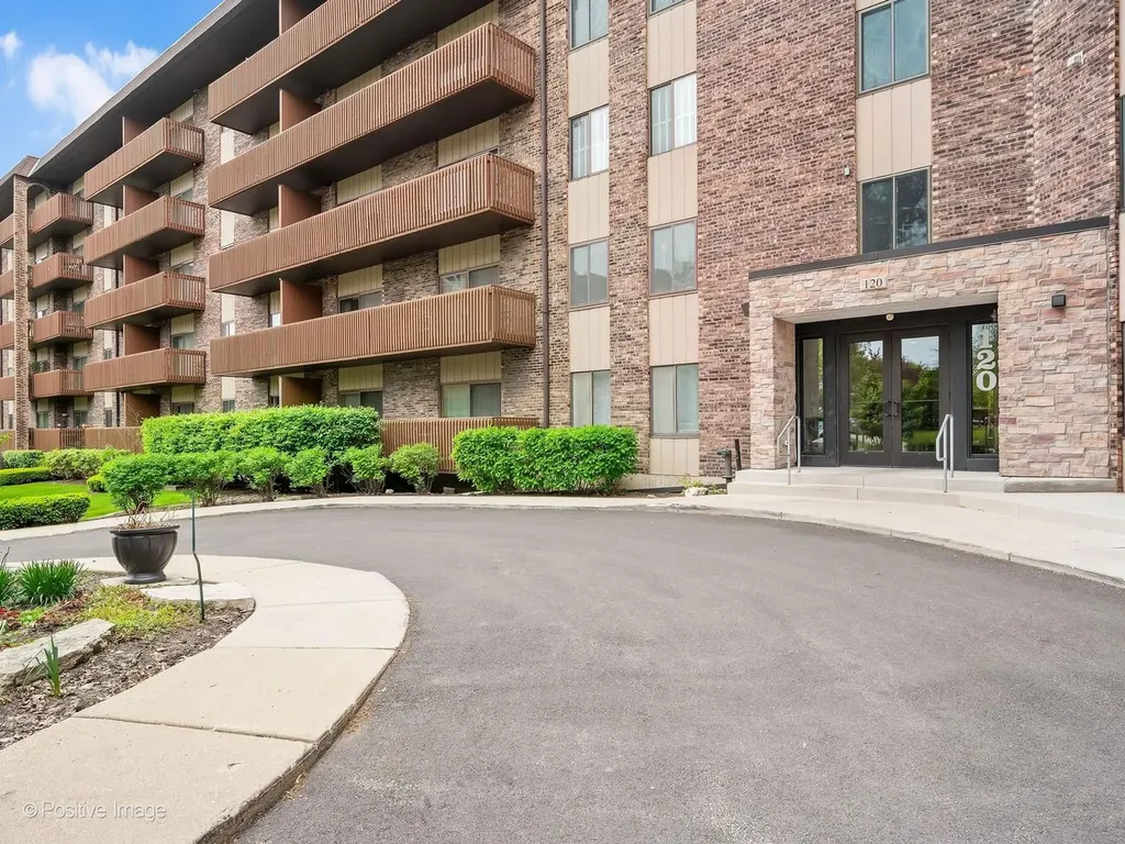 120 Lakeview Drive Bloomingdale IL 60108