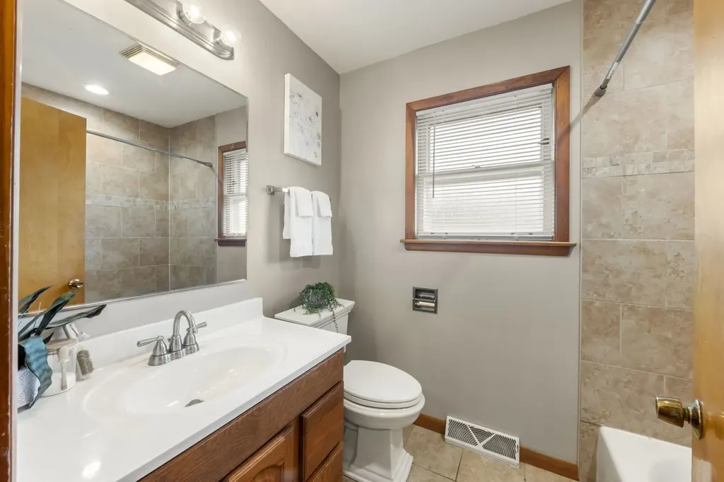 679 North West Road Lombard IL 60148