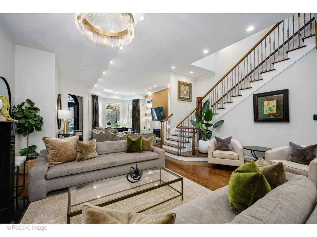 32 East Bellevue Place Chicago IL 60611