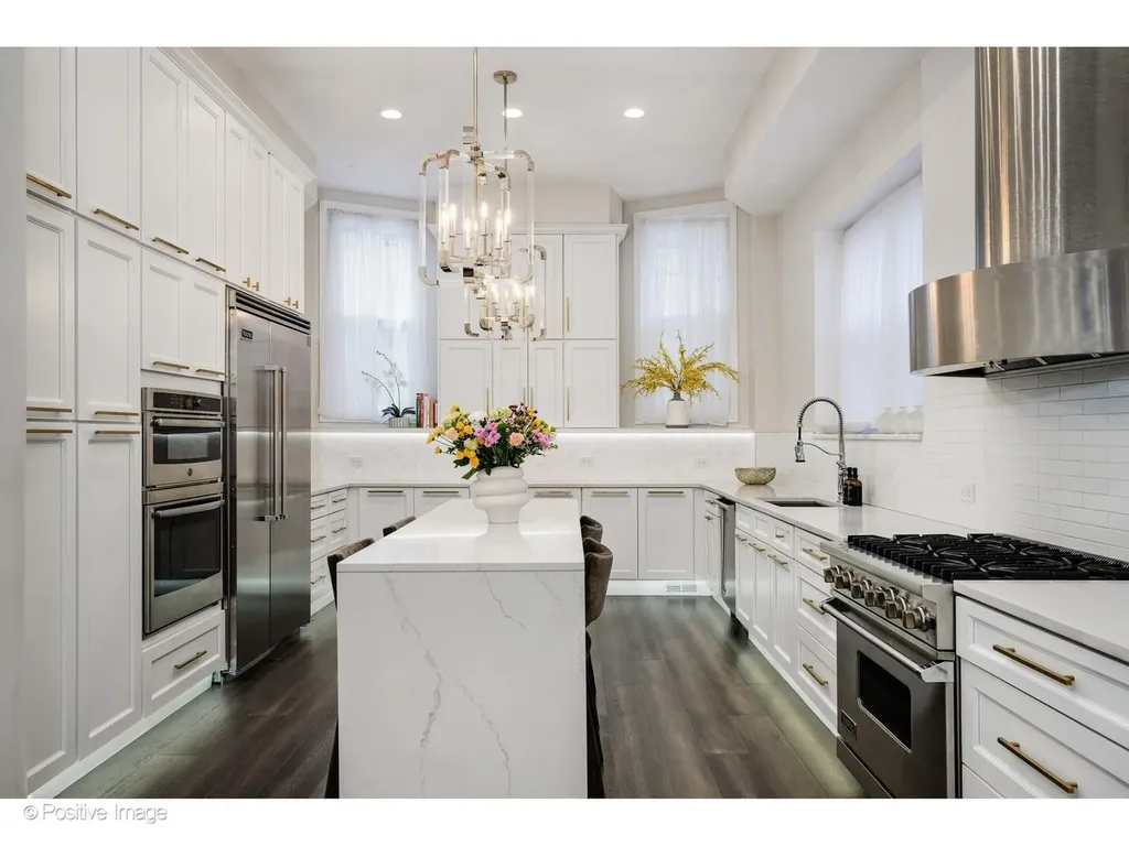 32 East Bellevue Place Chicago IL 60611