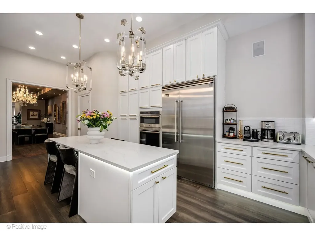 32 East Bellevue Place Chicago IL 60611