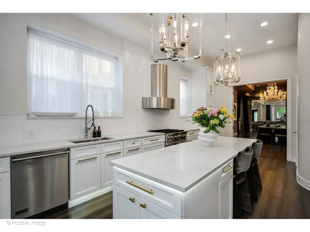 32 East Bellevue Place Chicago IL 60611