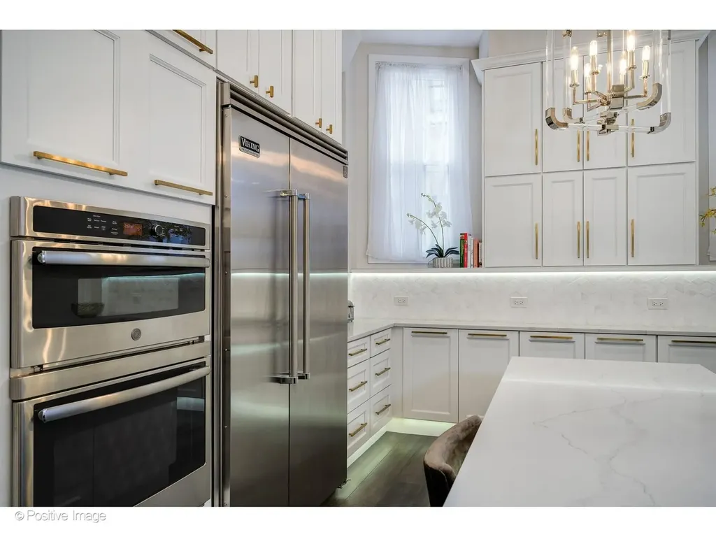 32 East Bellevue Place Chicago IL 60611