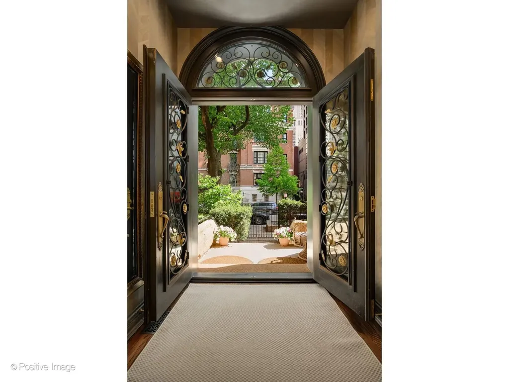 32 East Bellevue Place Chicago IL 60611