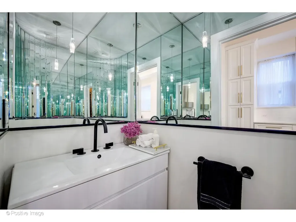 32 East Bellevue Place Chicago IL 60611